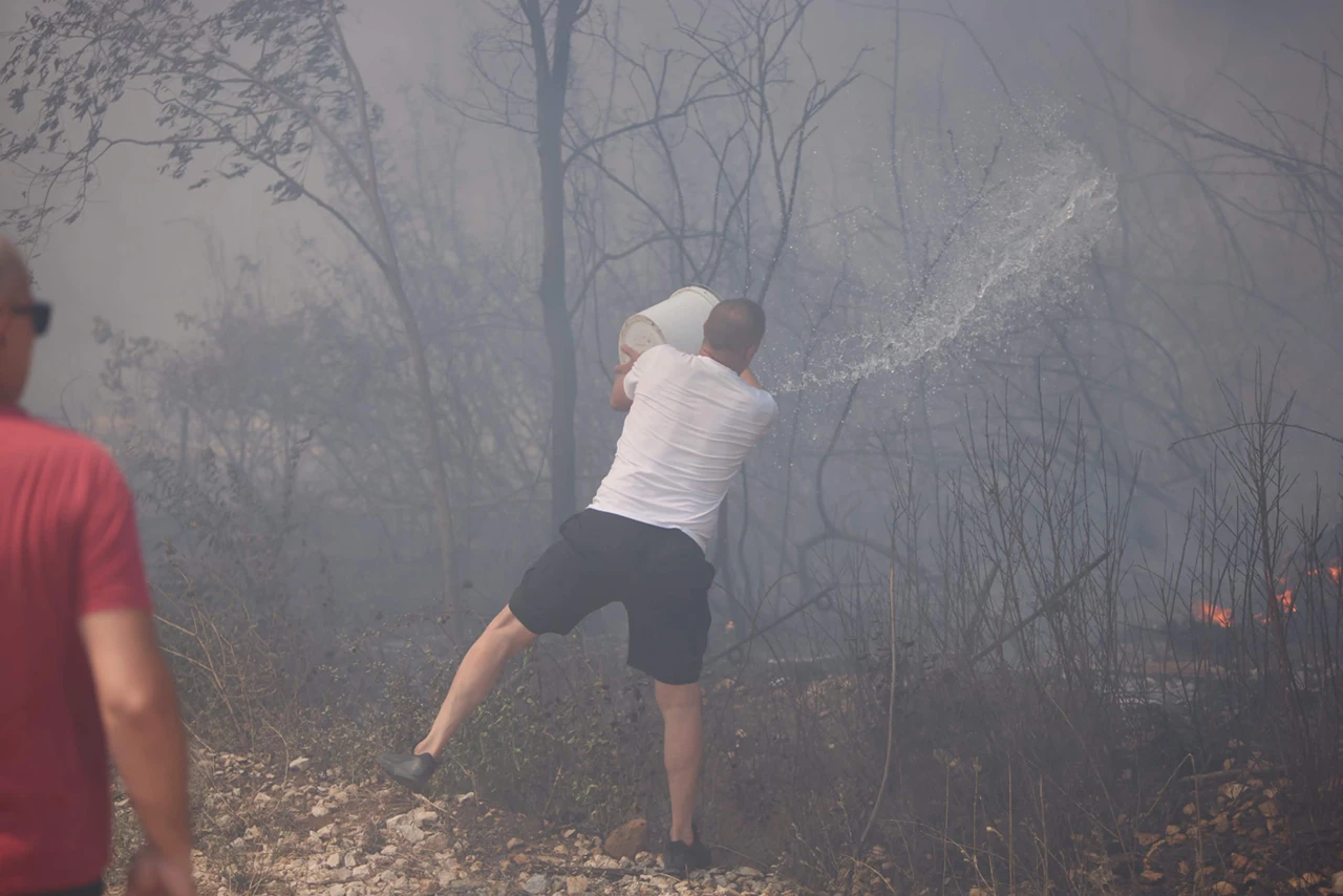 FOTO | Požar u Raštanima: Mještani i vatrogasci zajedno u borbi s vatrom i dimom
