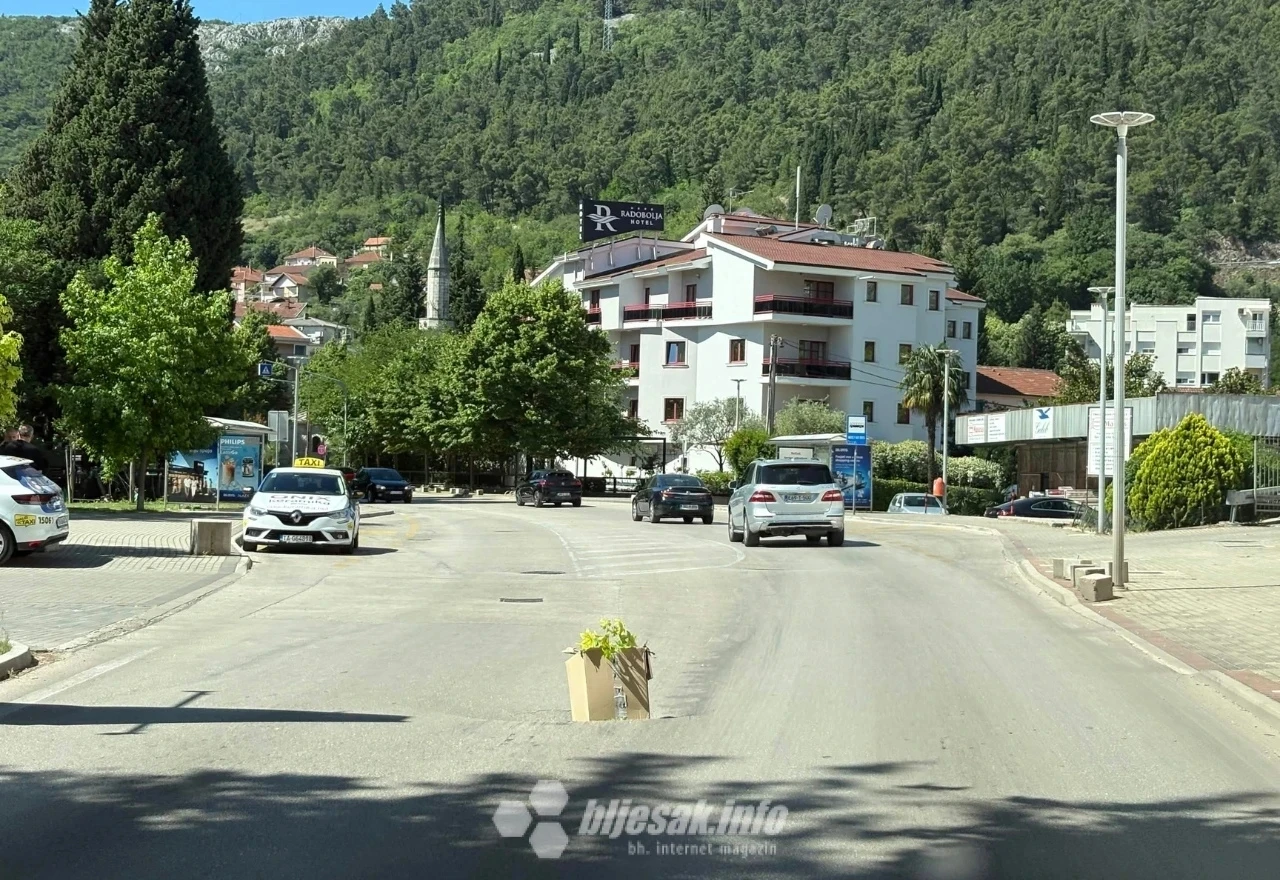 Rupa na cesti označena kutijom... i granom