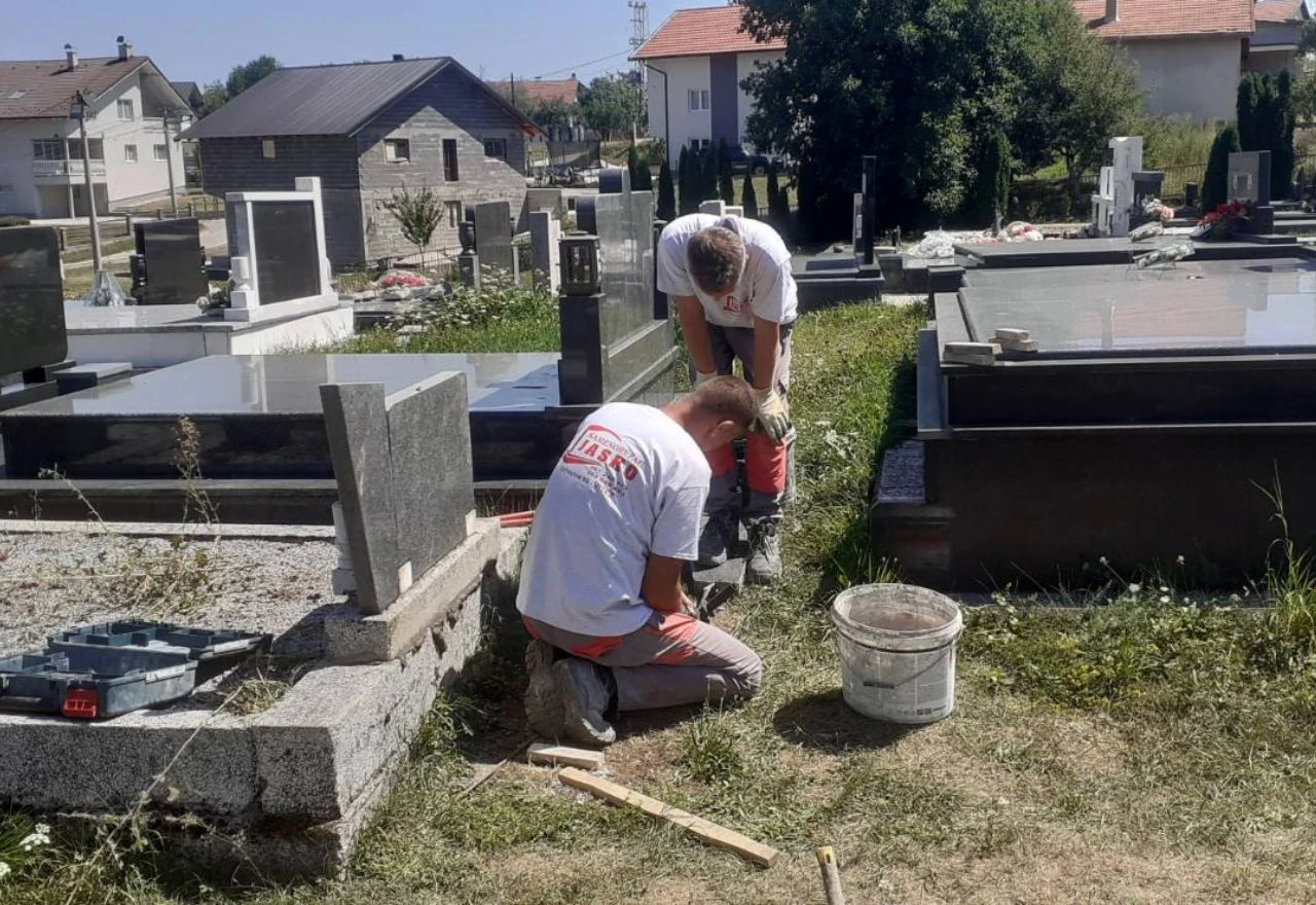 Dan nakon vandalizma: Kamenorezac besplatno obnovio oštećene spomenike na katoličkom groblju