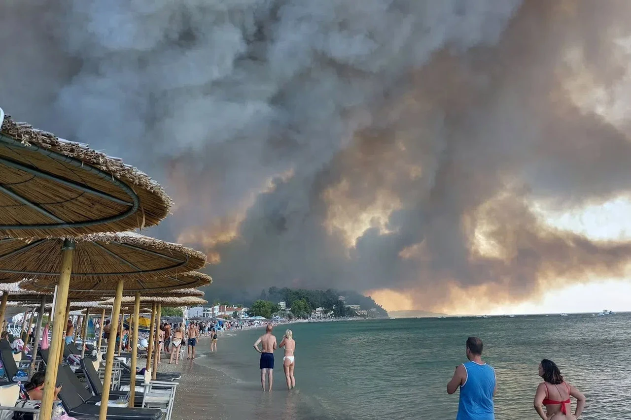 VIDEO | Apokaliptično stanje u Grčkoj, tisuće turista u vatrenom obruču