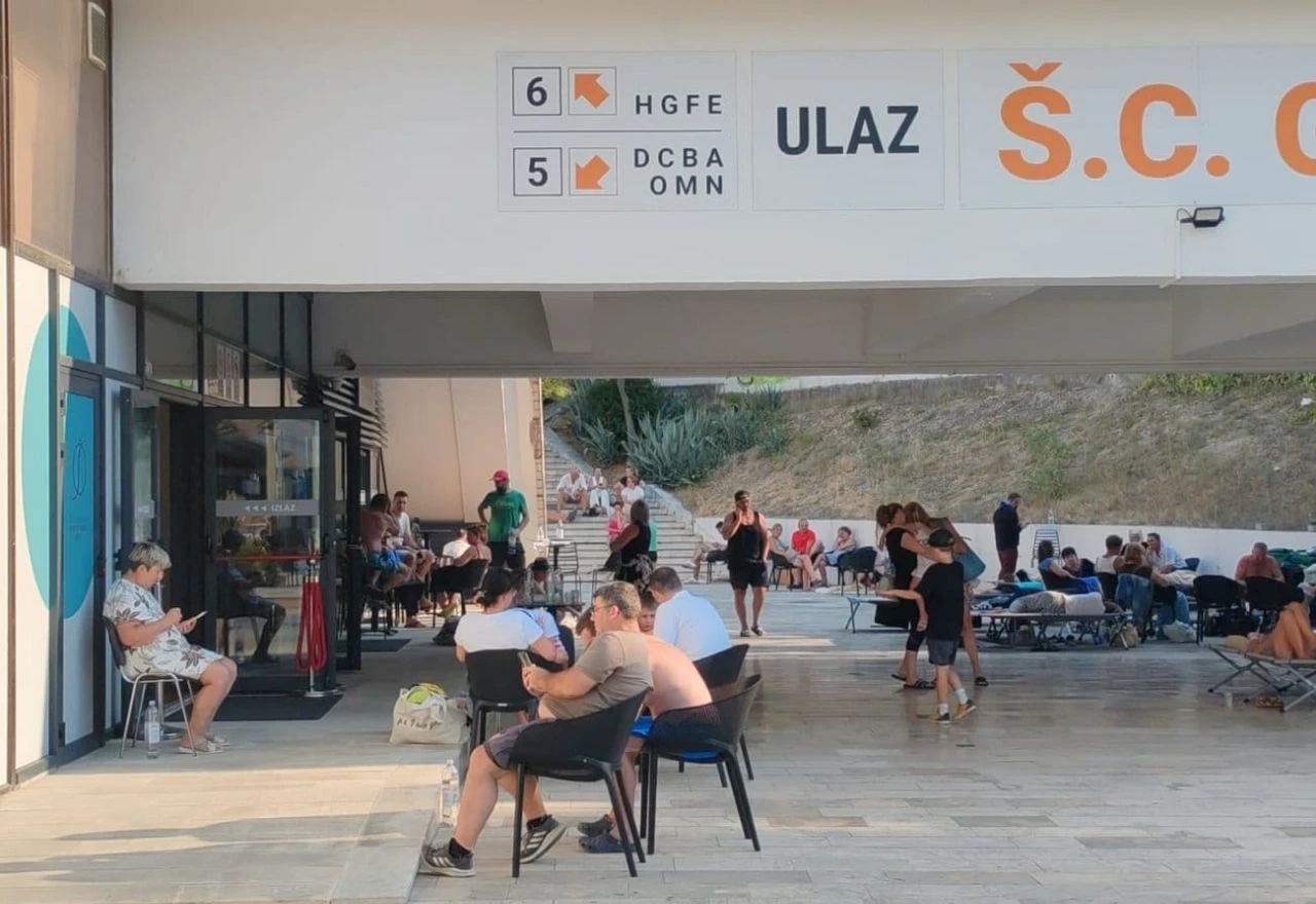 Požar u Omišu ljude istjerao iz domova: Noć proveli ispred splitske dvorane Gripe