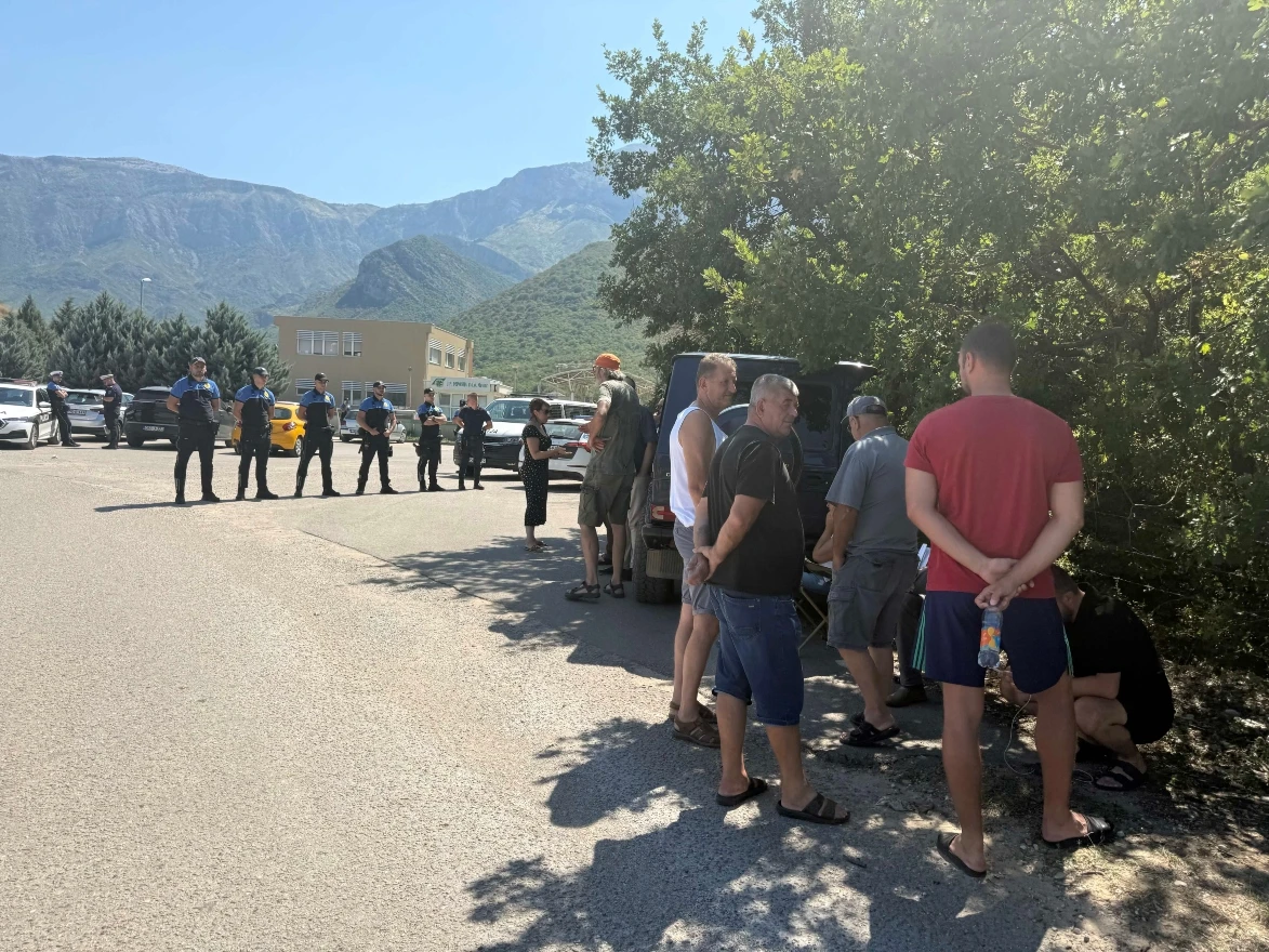FOTO/VIDEO | Pet osoba uhićeno zbog blokade Uborka, policija  osigurava dovoz smeća kamionima