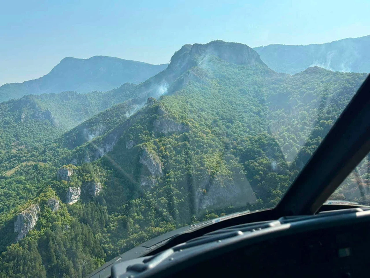 Dva helikoptera gase kod Konjica, treći poslan u Grahovo: Vojska stigla i u Nevesinje