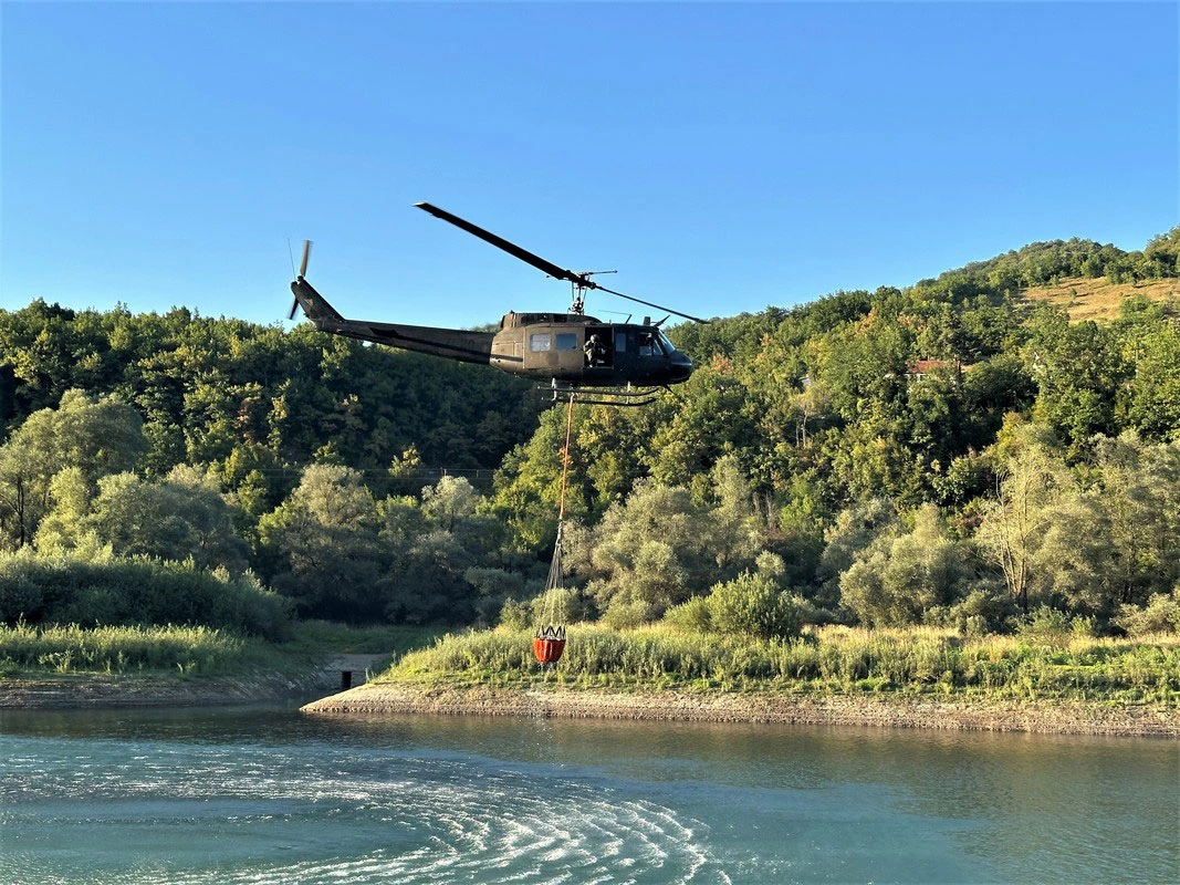 OS BiH pojačale borbu s požarima: Dva helikoptera gase kod Konjica