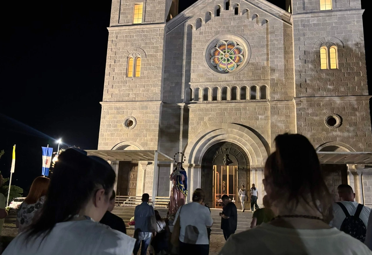 FOTO | Hodočasnici stigli u Široki Brijeg: Prva misa za Veliku Gospu služena u 5 sati