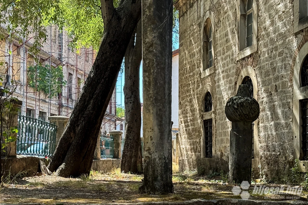 Čejvan-Ćehajina džamija i turbe u njenom dvorištu