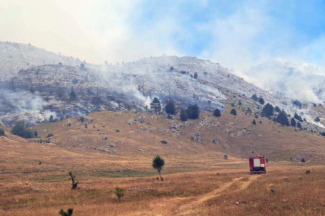 Četiri kanadera, Hrvatska vojska i vatrogasci pokušavaju obuzdati požar na Dinari