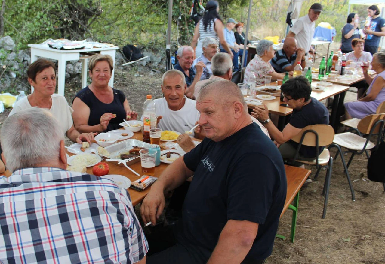 Više od 120 Šunjića okupilo se na Raškoj Gori: Druženje uz stare igre, gulaš i priče do sitnih sati