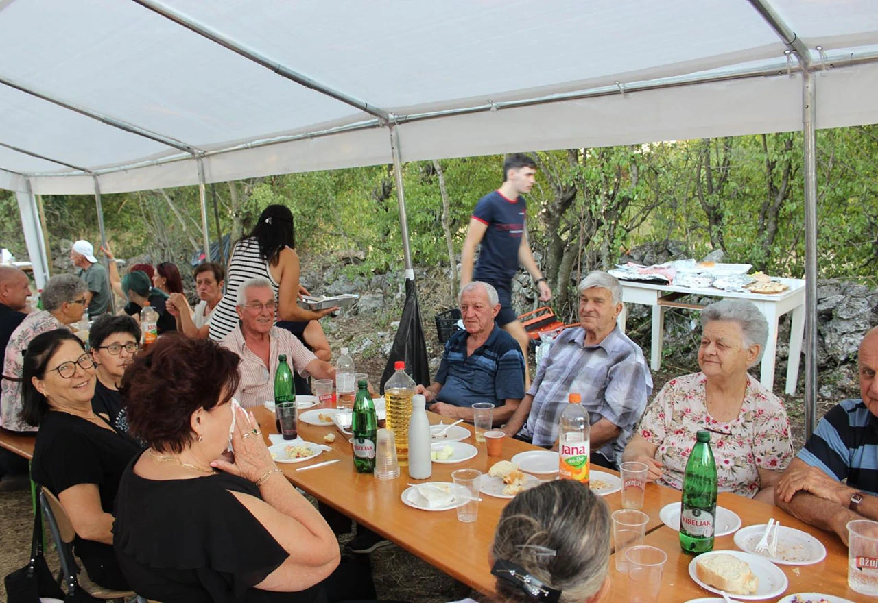 Više od 120 Šunjića okupilo se na Raškoj Gori: Druženje uz stare igre, gulaš i priče do sitnih sati