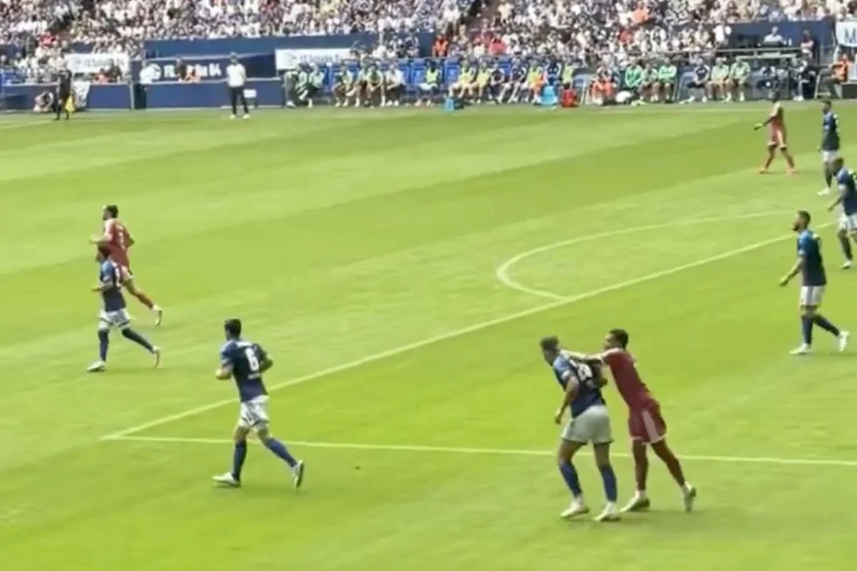 Katić i Mbappé u duelu, Francuz rukama s leđa odgurnuo stopera Schalkea