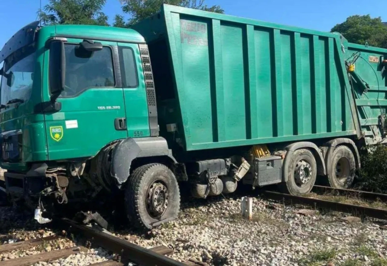 Pijan udario u kamion komunalnog i izbacio ga na željezničku prugu