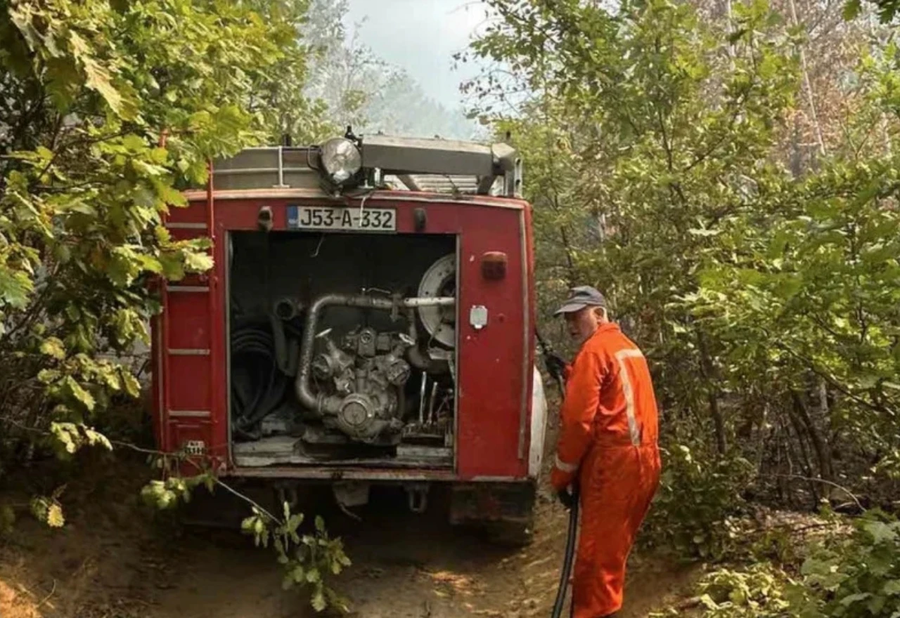 Požar u Sanskom Mostu i dalje prijeti kućama