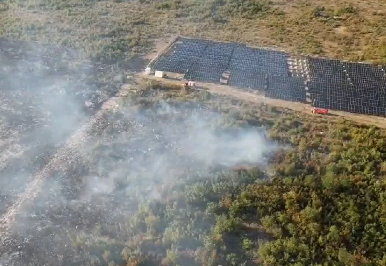 VIDEO | Gori u Blizancima, oštećena solarna elektrana