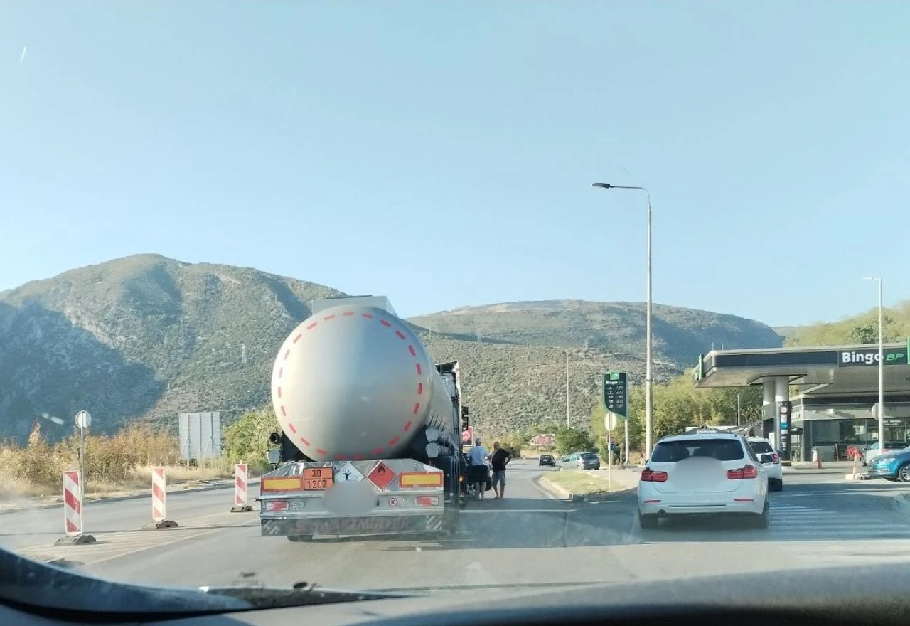Sudar cisterne i automobila u Mostaru