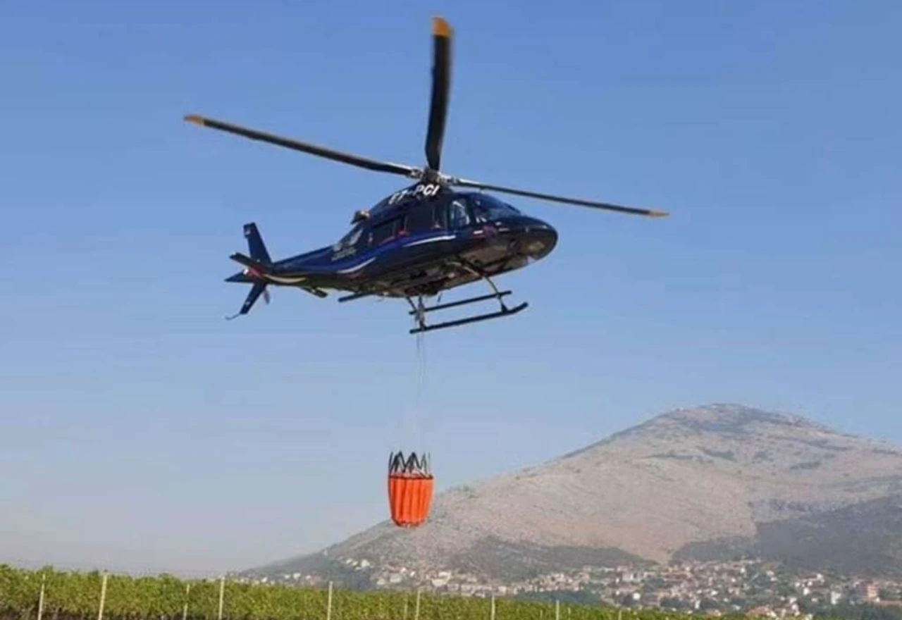 Požar na Crnom vrhu i dalje aktivan, stigao helikopter Oružanih snaga BiH