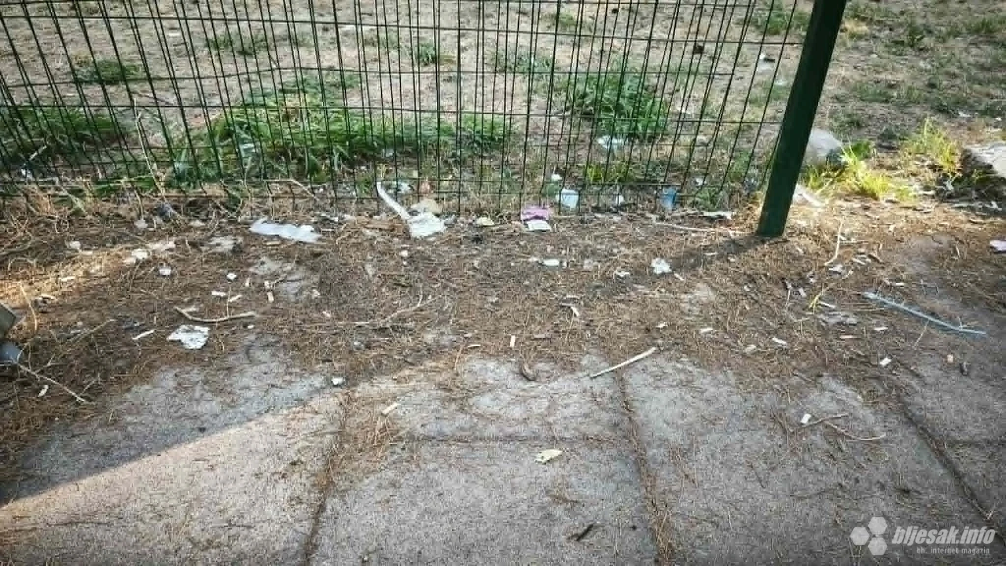 Polomljene ograde, smeće i vegetacija