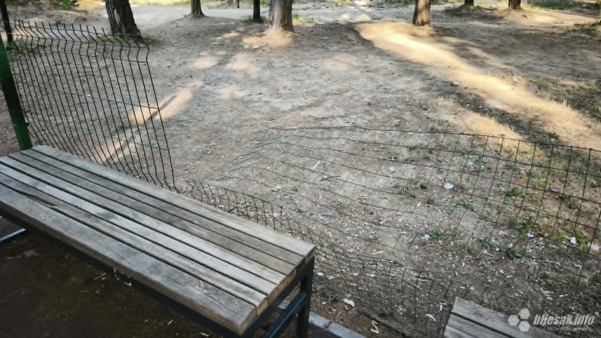 Polomljene ograde, smeće i vegetacija