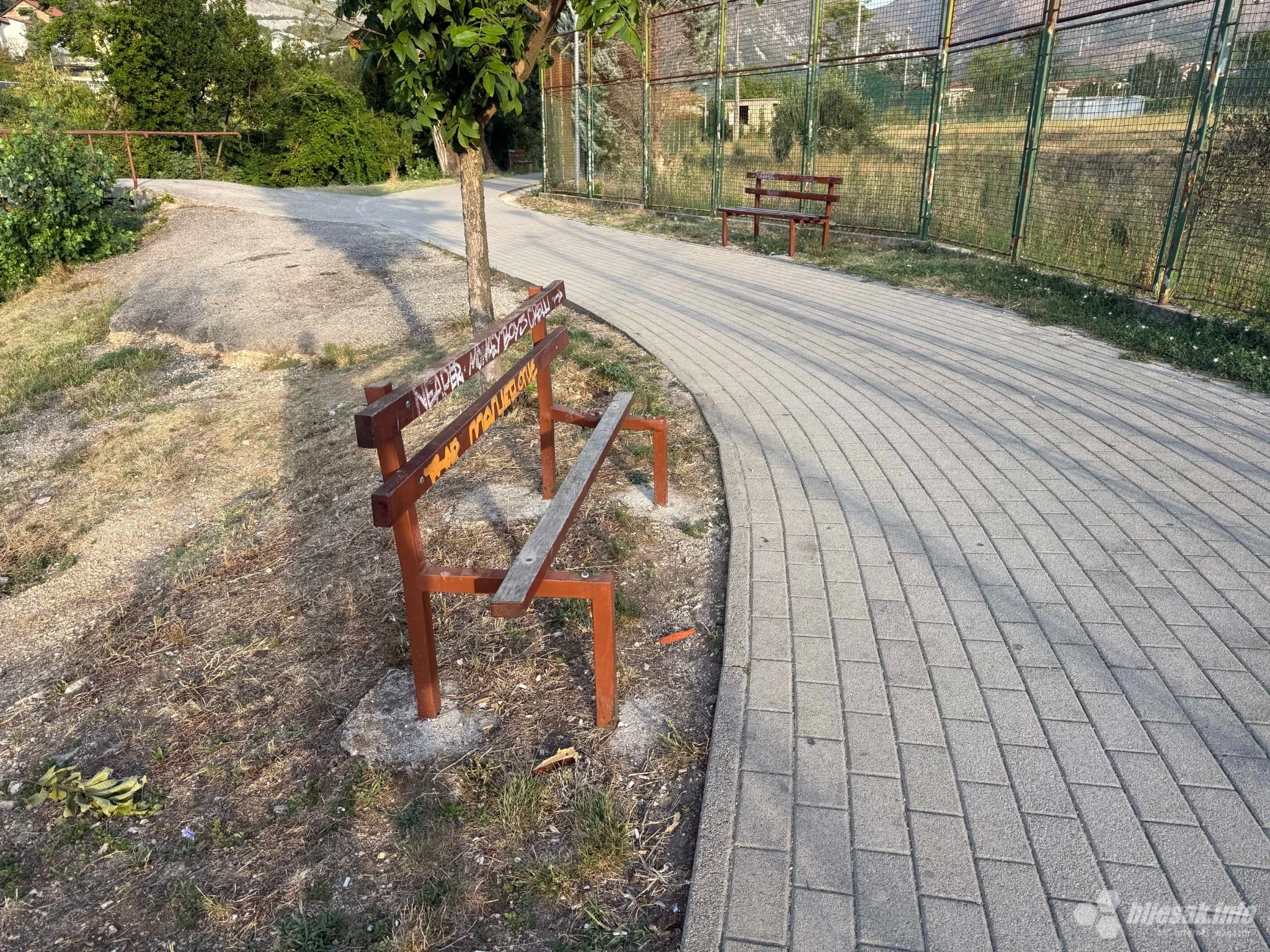Polomljene ograde, smeće i vegetacija