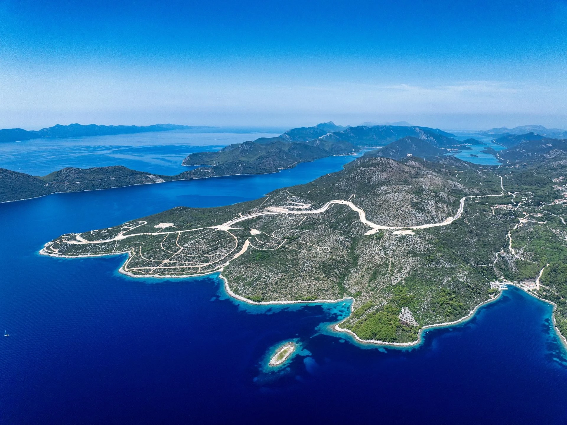 Prvu fazu projekta čine tri hotela s dva privezišta, dva beach cluba, 30 vila i 150 brendiranih rezidencija, ukupne vrijednosti 350 milijuna eura.