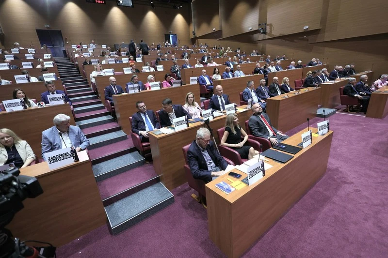 Burna sjednica zbog otpada u Lici: Oporba traži odgovornost, Vlada tvrdi kako institucije rade