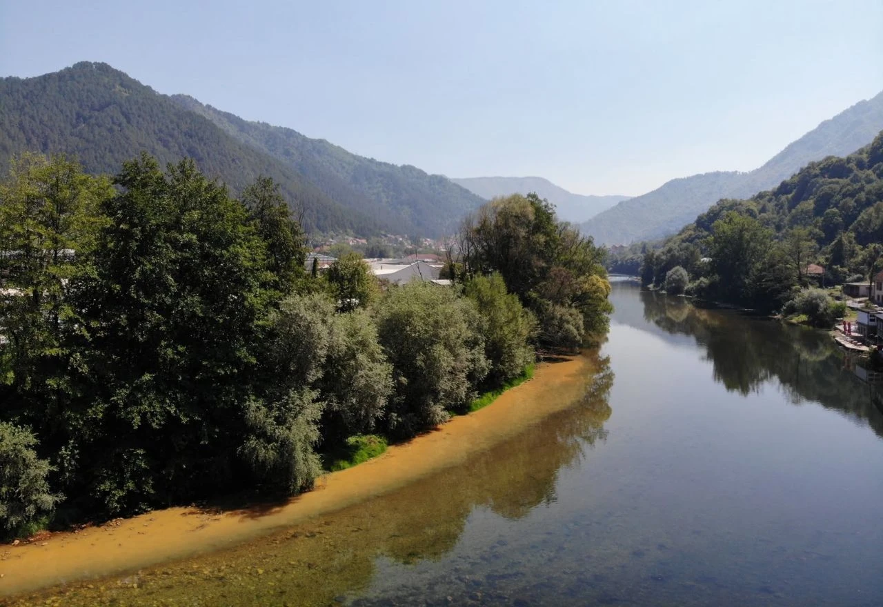 Neretva kod Konjica promijenila boju, sumnja se na novo zagađenje