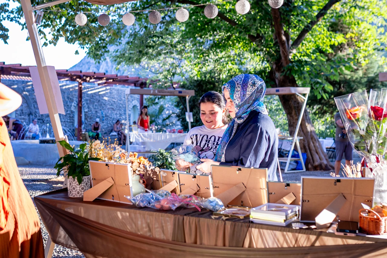 FOTO | U Mostaru otvoren Noćni cvjetni festival Korijen