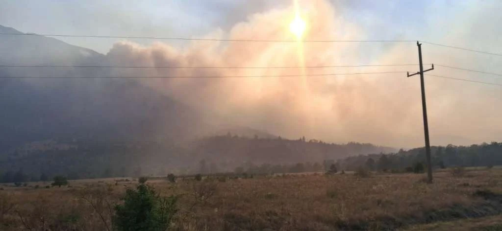 Požari kod Drvara i Bosanskog Grahova prijete selima