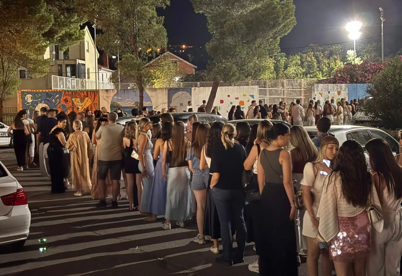 FOTO | Mostar čeka Lepu Brenu: Redovi se protežu do Španjolskog trga