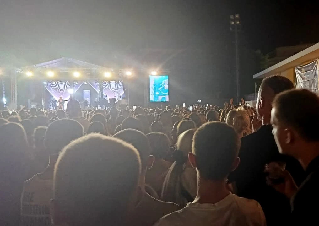 ''Mile voli disko", a Mostar Lepu Brenu: Tisuće obožavatelja pjevalo njezine hitove