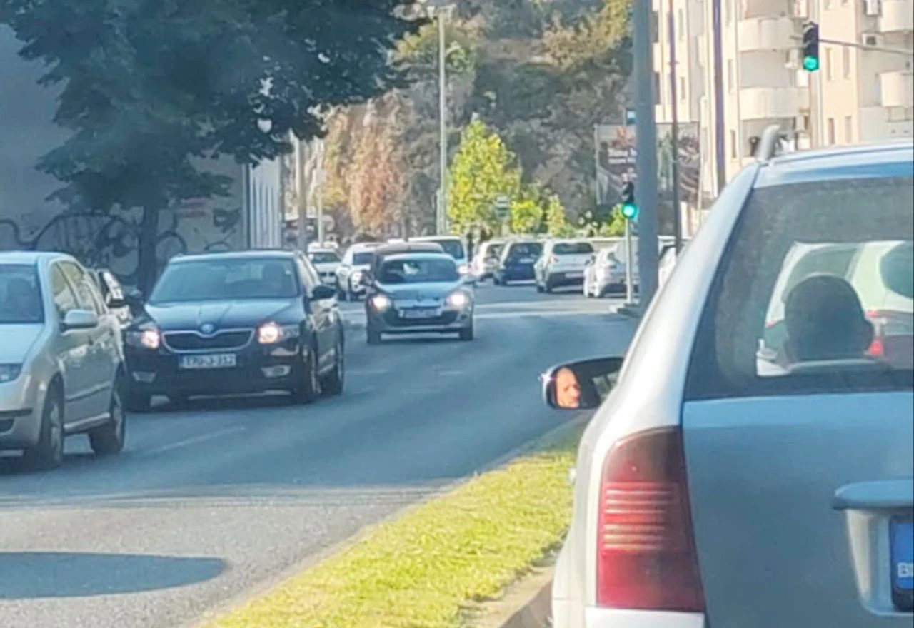 Sudar autobusa i automobila kod Franjevačke crkve, stvaraju se velike gužve