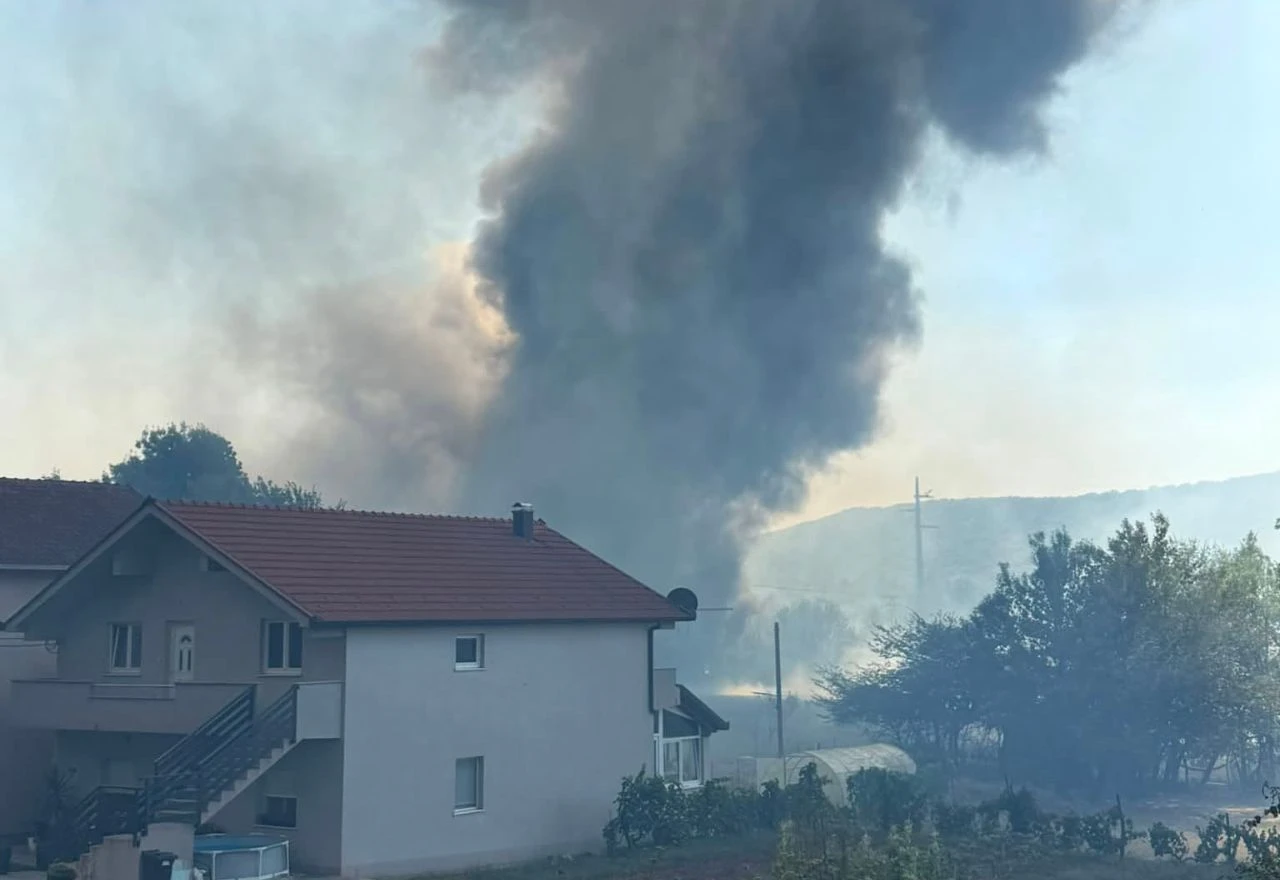 Buknuo požar na ulazu u Grude i približio se kućama
