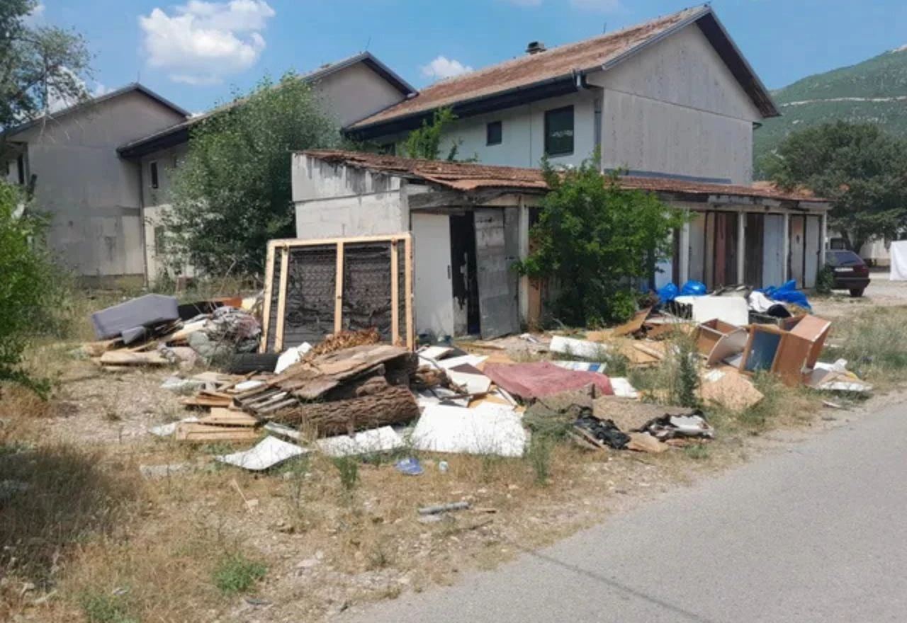 Namještaj, madraci i otpad uz cestu: Ovako izgleda dio naselja Bafo