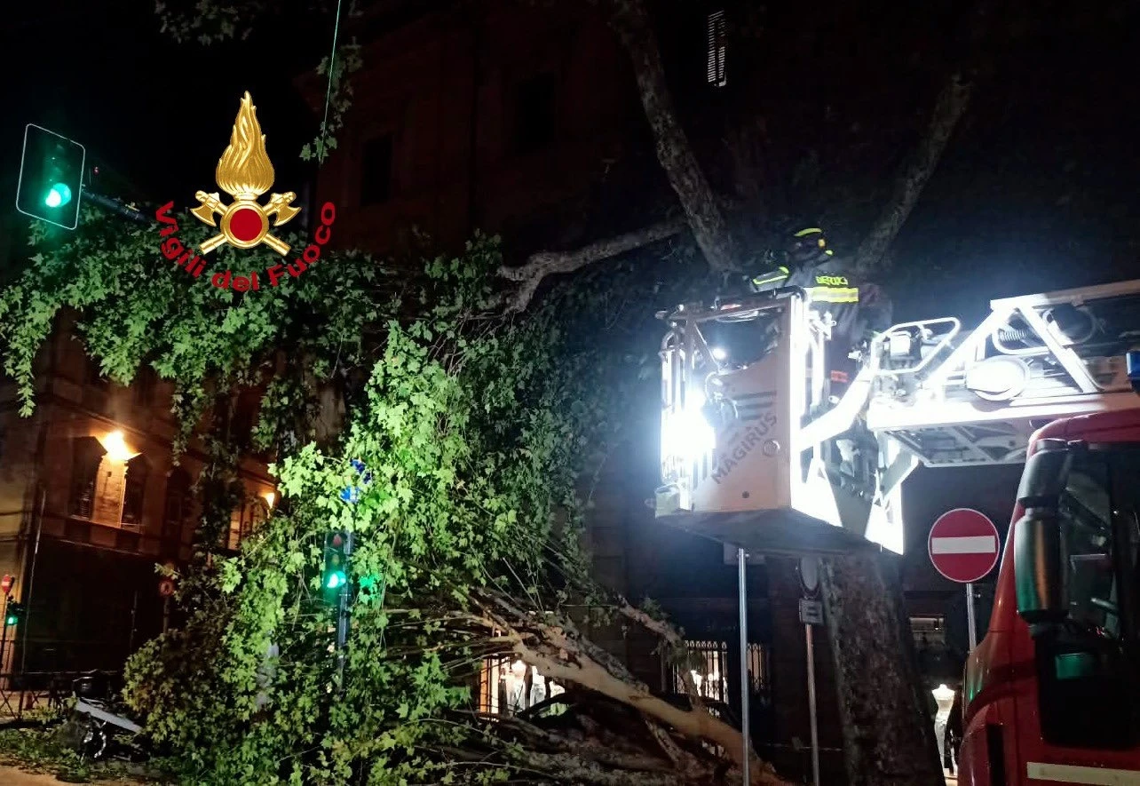 FOTO / VIDEO | Snažno nevrijeme pogodilo Italiju: Odroni, poplave i tisuće udara munje
