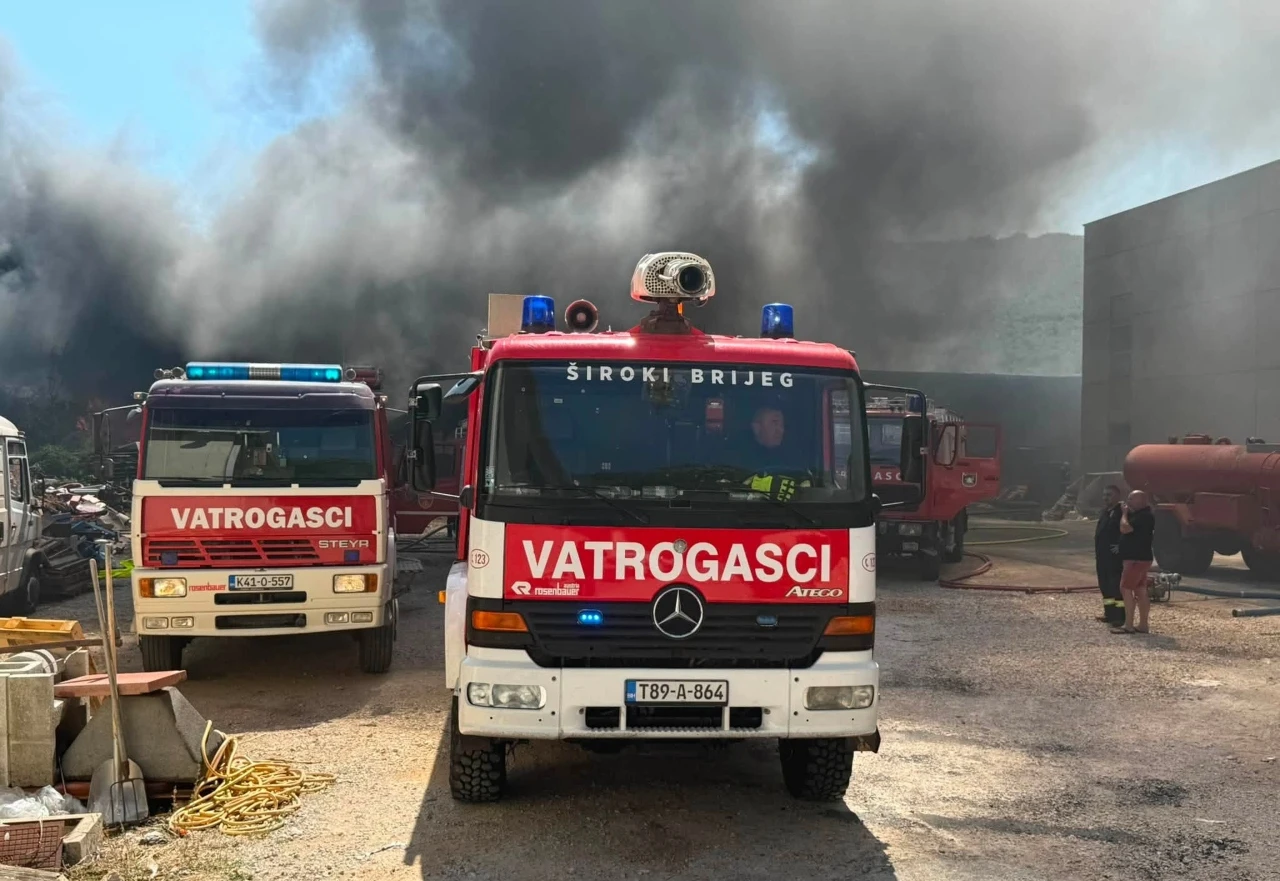 VIDEO | Vjetar otežava gašenje požara u Grudama, na terenu i mostarski vatrogasci