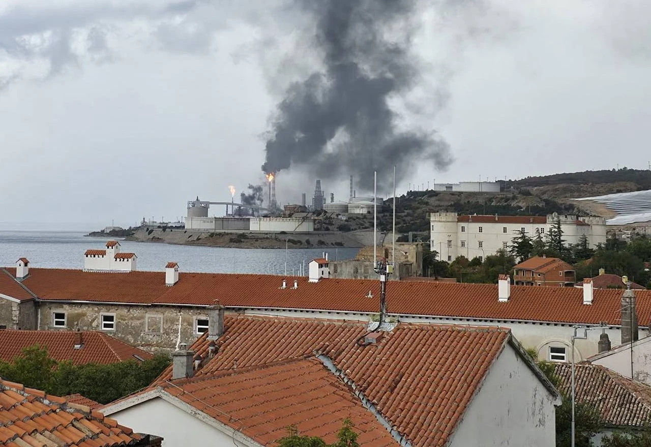 Umjesto osvježenja problemi: Munja udarila u rafineriju u Rijeci, diže se gusti dim