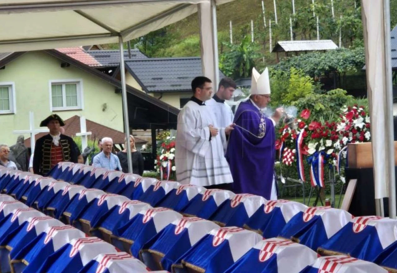 U Maclju pokopano 500 hrvatskih žrtava ekshumiranih iz masovnih grobnica u Sloveniji