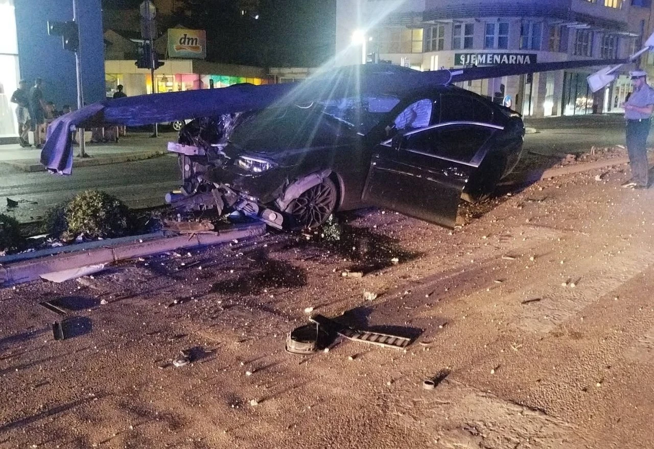Noćna nesreća u Mostaru: BMW izletio s ceste i udario u semafor