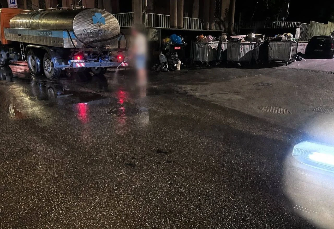FOTO | JP Komunalno nastavilo noćno pranje ulica u Mostaru