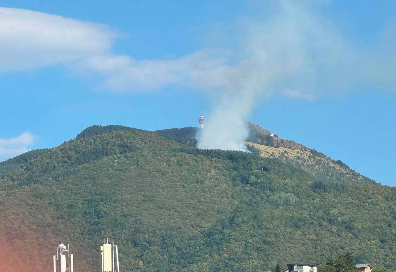 Požar na Trebeviću se ponovno aktivirao, gori na dva fronta