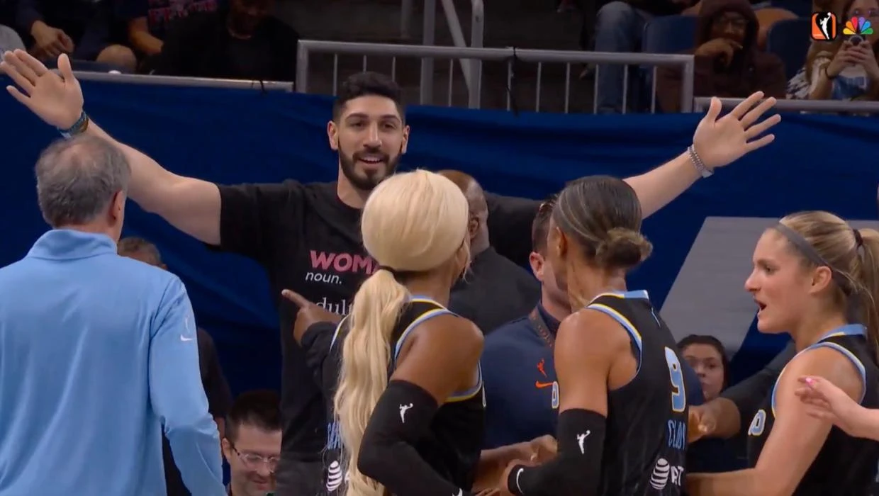 Kontraverzni Enes Kanter izbačen iz dvorane nakon verbalnog sukoba s košarkašicom Chicaga