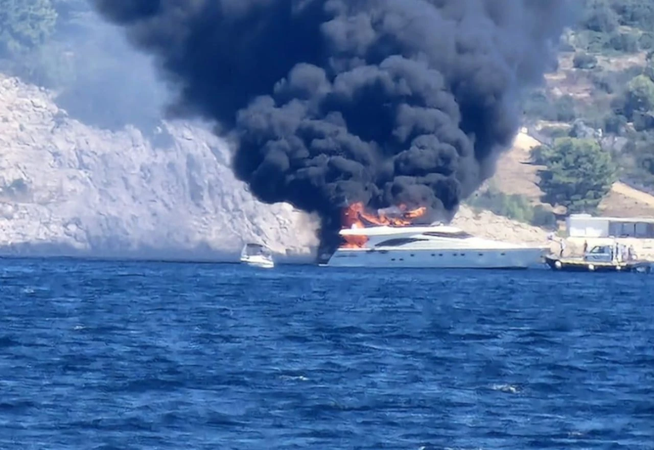 VIDEO | Gori jahta kod Čiova