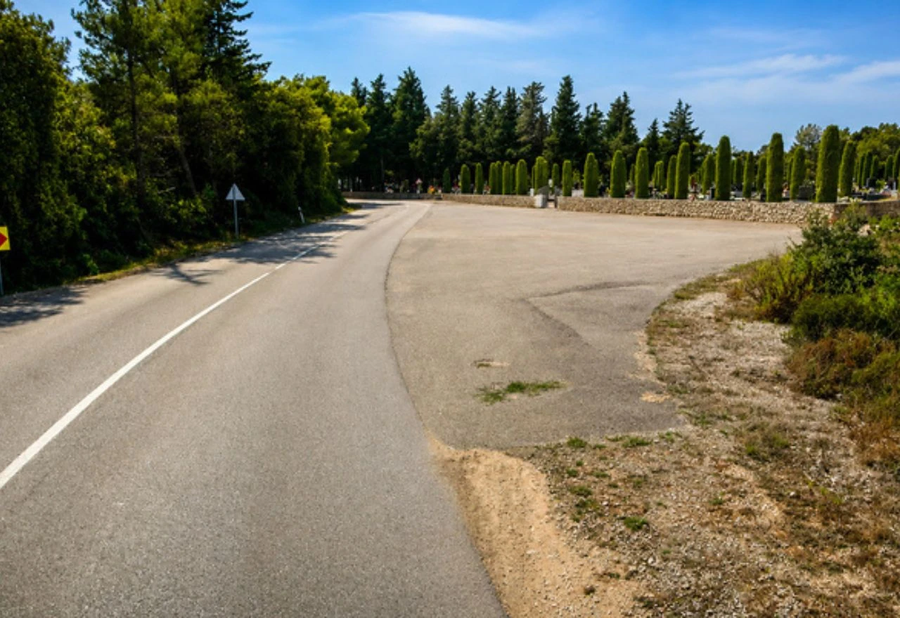 Maloljetni motociklist poginuo nakon slijetanja s ceste