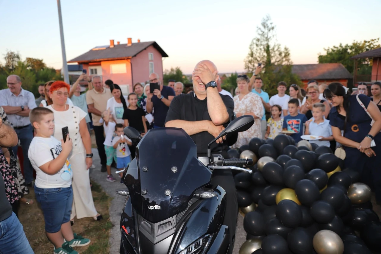 VIDEO | Župljani vlč. Duji darovali motocikl