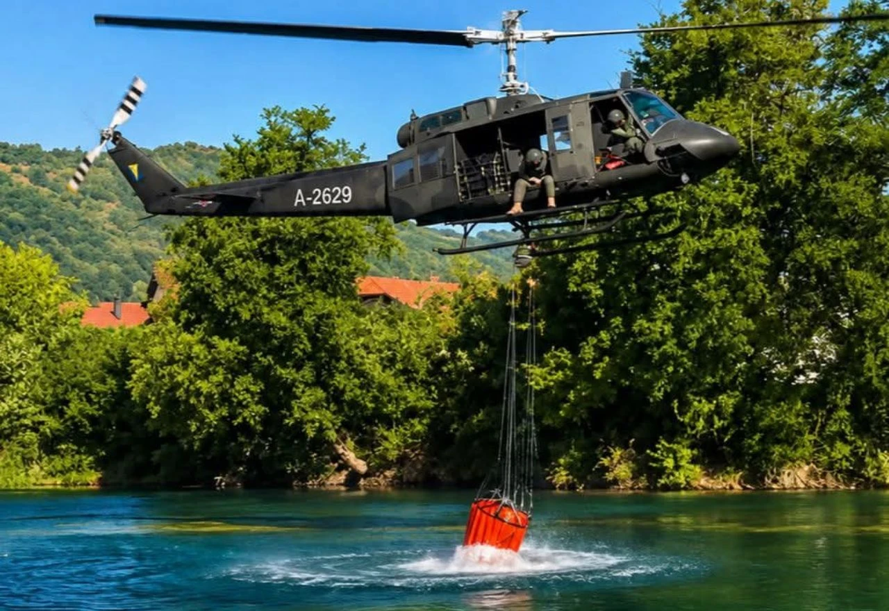 Helikopter OS BiH kod Trebinja izbacio 53.000 litara vode