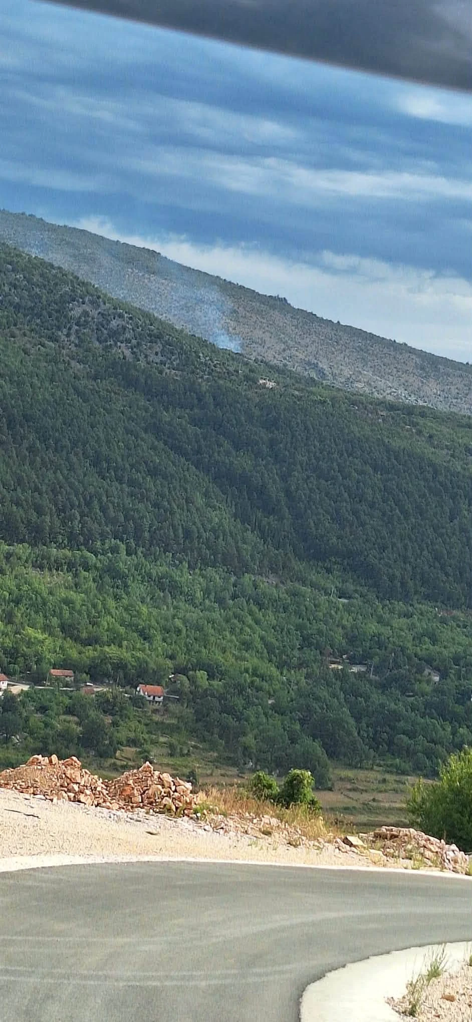 Požar na divljoj deponiji u Budimu