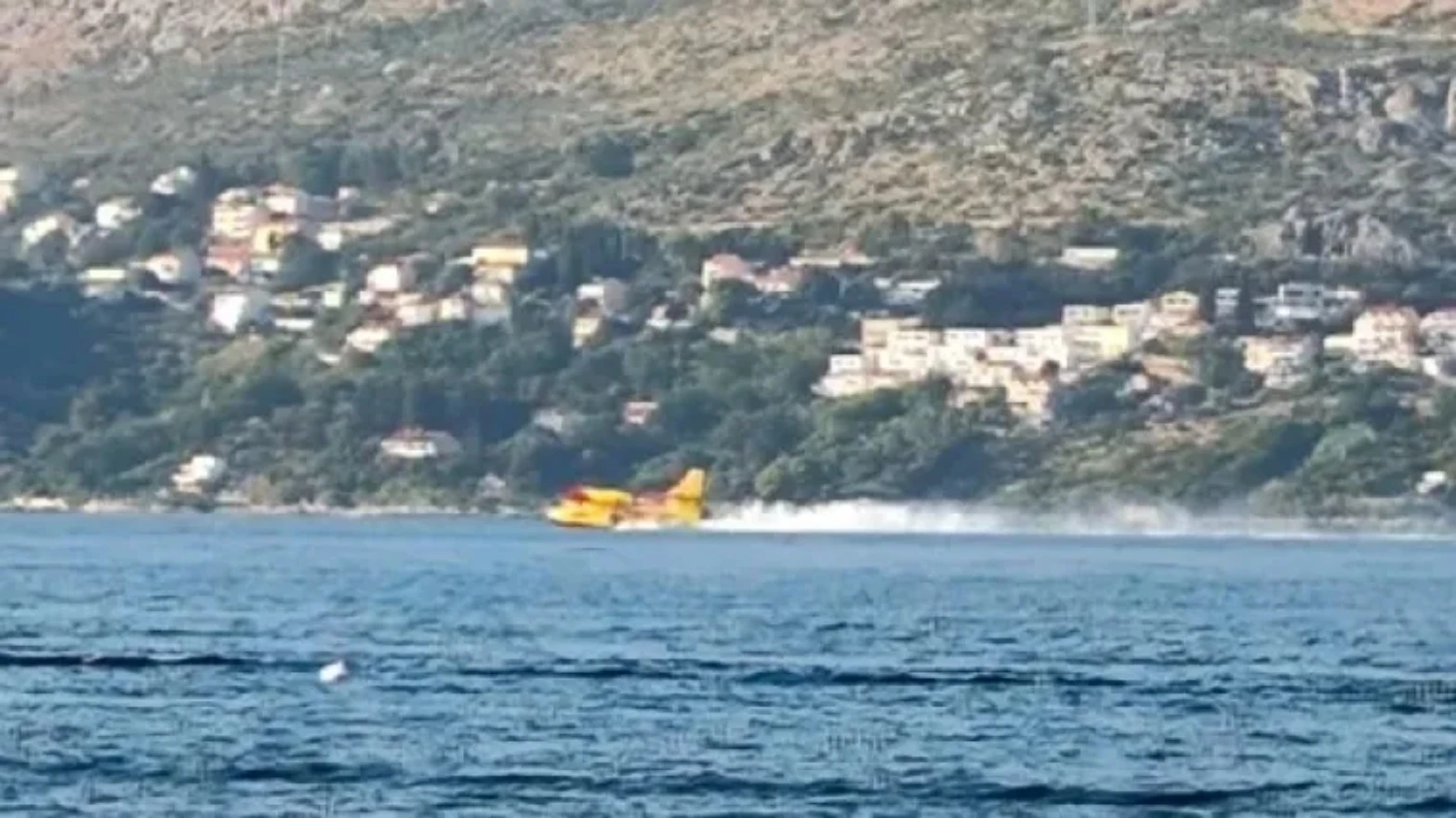 VIDEO | Požar iz BiH prešao u Hrvatsku, gase ga i kanaderi