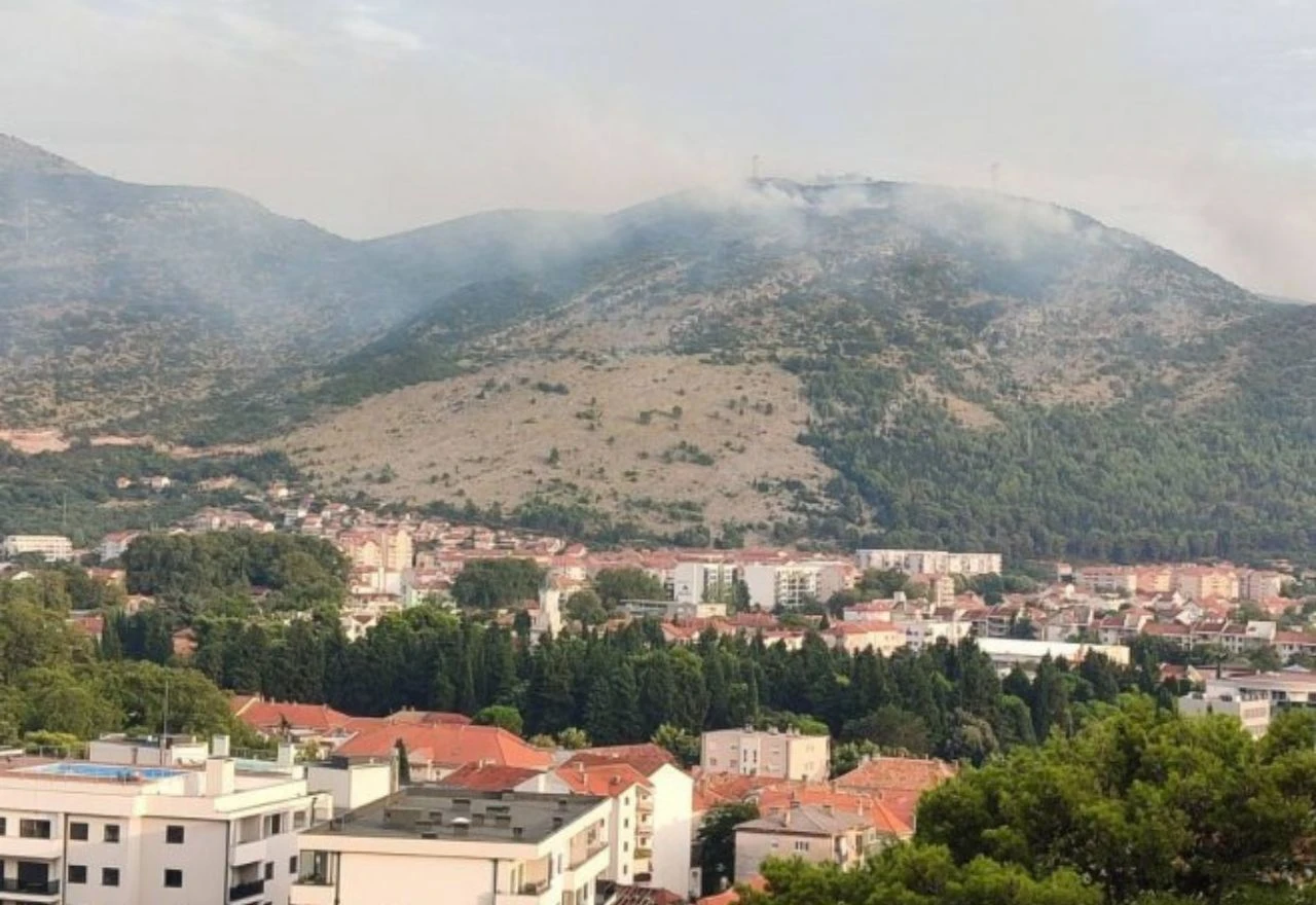 VIDEO | Požar kod Trebinja ponovno se približava gradu, stigao i Air Tractor iz Mostara