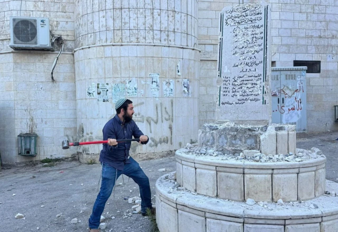 VIDEO | Izraelski zastupnik maljem razbijao palestinski spomenik, osudio ga i Netanyahuov ured