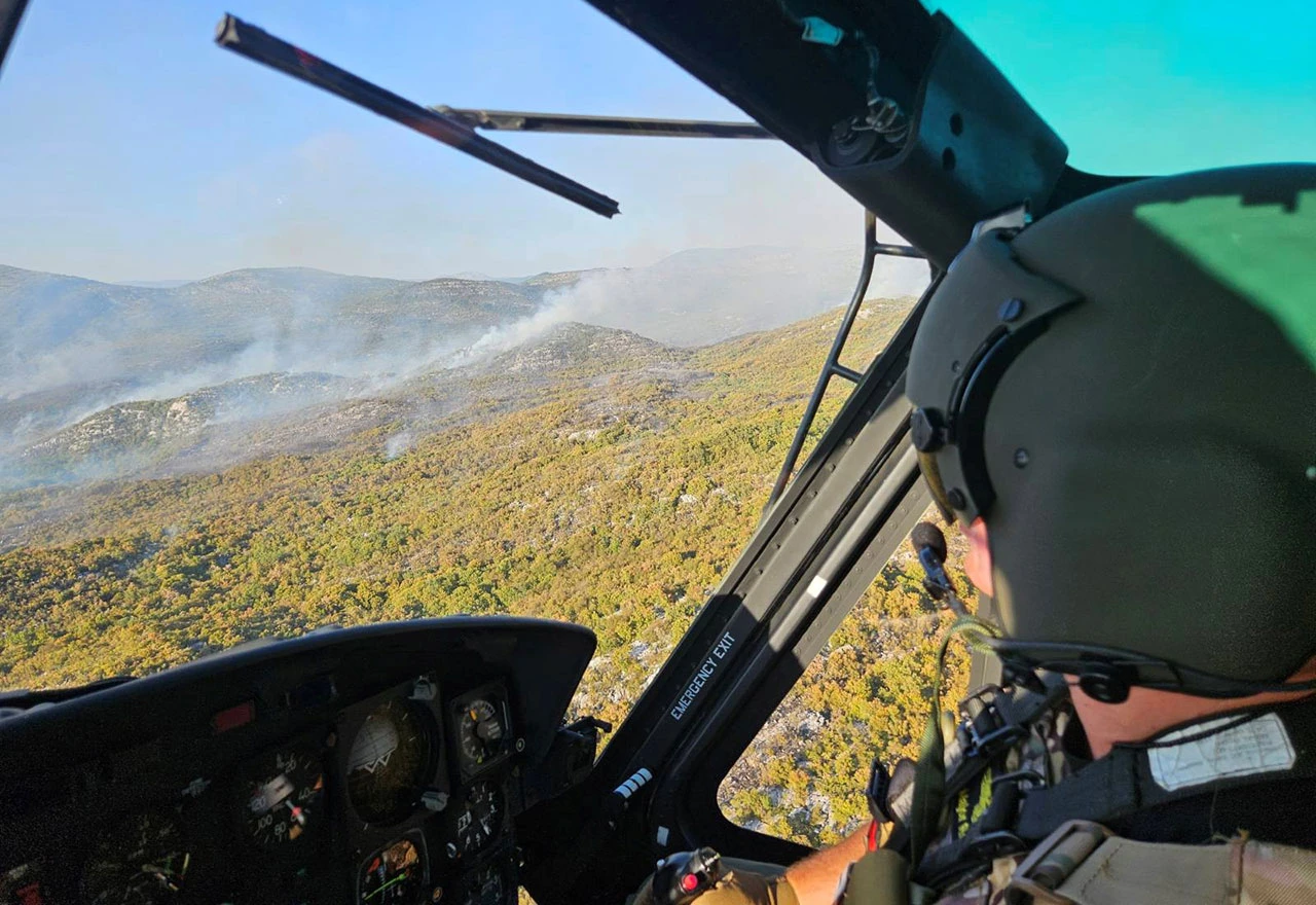 Vatra krenula prema Trebinju: Helikopter hitno podignut unatoč jakom vjetru i dalekovodima