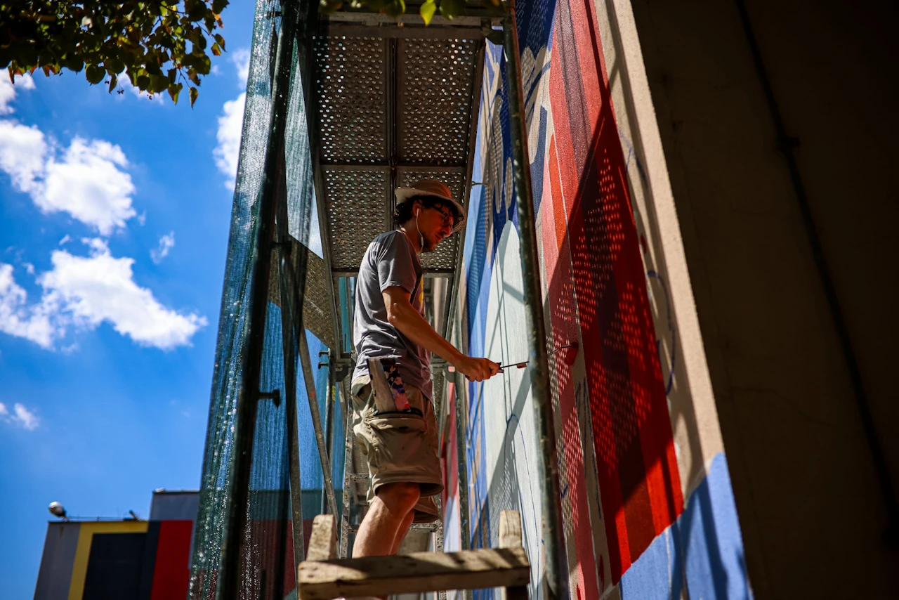 FOTO | Umjetnici iz osam zemalja stigli u Mostar, počeli radovi na novim muralima